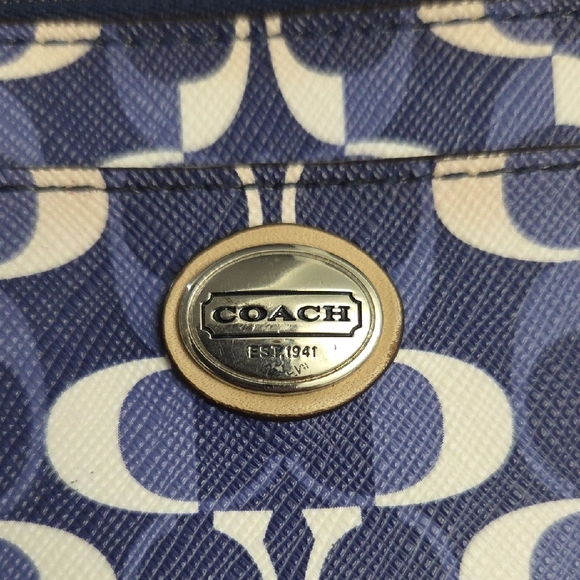 Coach Peyton Dream C Go-Go Wristlet. - Picture 10 of 10